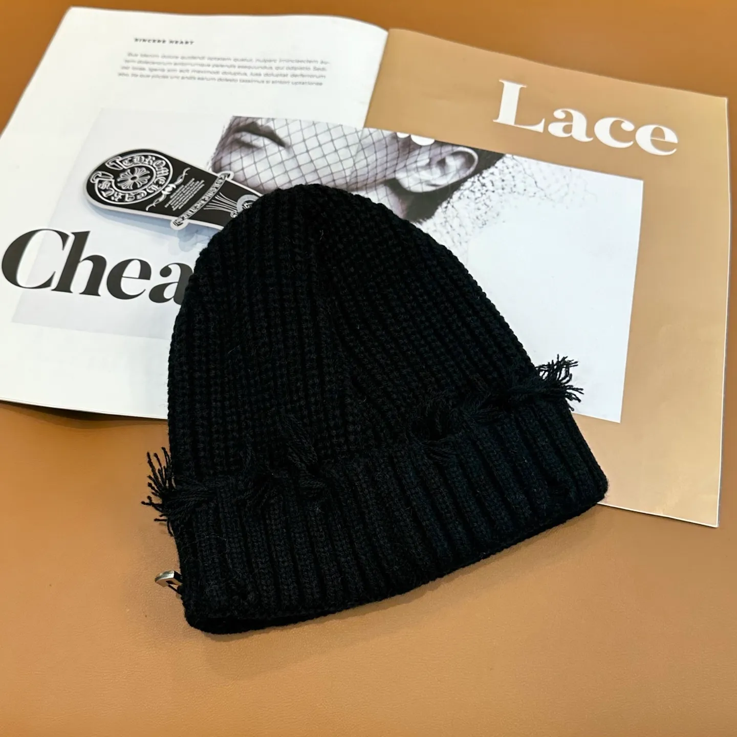 P60 🤍Chrome hearts new autumn and winter cross knitted hat🧶 One of the must-have hats in autumn and winter~ It really looks good on whoever wears it~, it is also a perfect match in black and white and gray in autumn~
